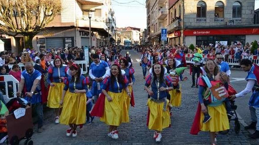 Una comparsa, ayer, durante el desfile en Salceda. // X. Penabella