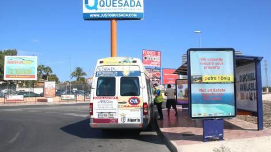Imágenes de la parada de autobús de entrada a Quesada, del canal de aguas pluviales y de los terrenos que piden adecentar.