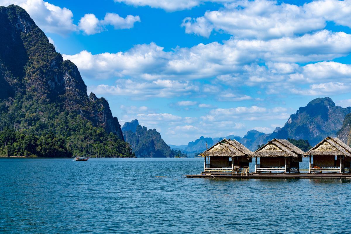 El lago Khao Sok, oficialmente conocido como lago Cheow Lan, es un espectacular embalse artificial de 185 km² ubicado en el Parque Nacional de Khao Sok, Tailandia. Es famoso por sus imponentes formaciones de piedra caliza, selva virgen y sus tradicionales cabañas flotantes