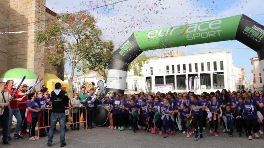 Más de 1.400 corredoras participan en la carrera de la mujer de Arroyo de la Luz