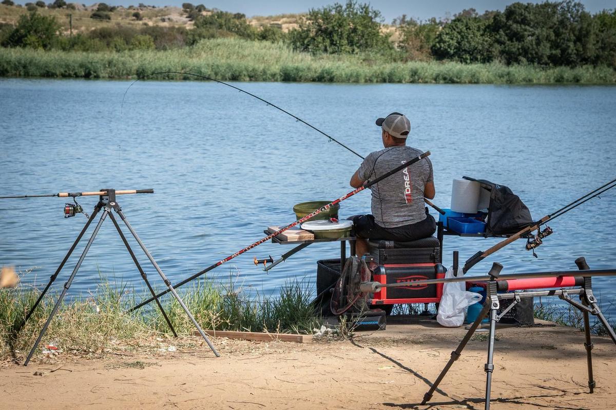 Aficionados durante el concurso de pesca celebrado en la capital extremeña.