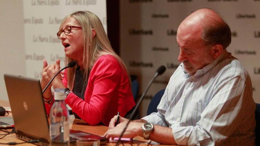 Los psicólogos Angélica Rodríguez y Antonio Aguado, ayer, durante su presentación en Oviedo.