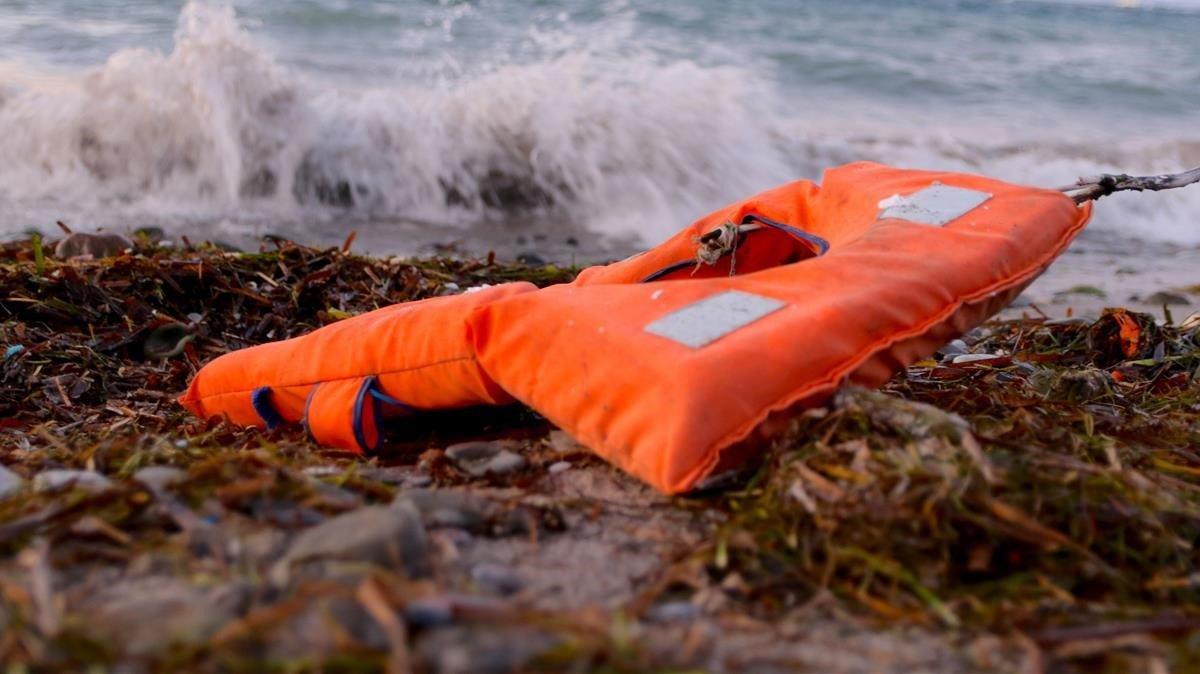 Un chaleco abandonado en una playa.