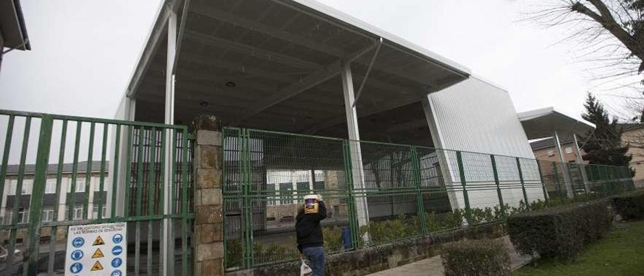 La cubierta del patio del colegio de Ventanielles, ya terminada.