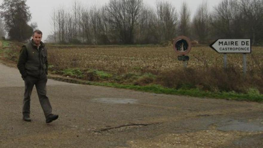 José Luis Macías, alcalde de Santa María de la Vega, en el acceso a Coomonte y a Maire de Castroponce.