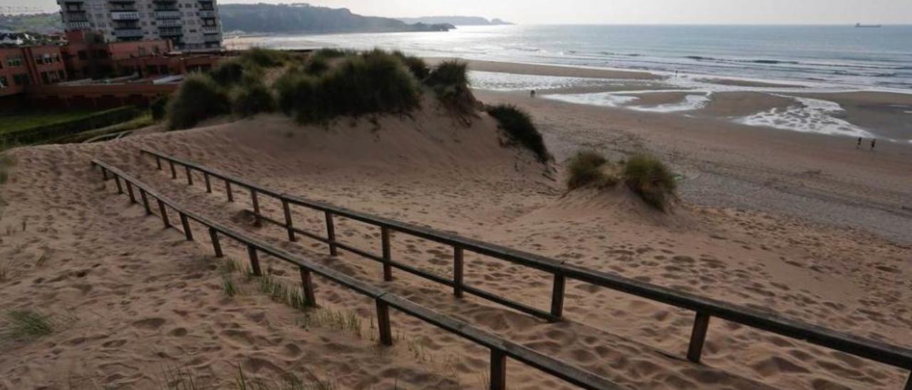 Una de las pasarelas de El Espartal, en Salinas, cubiertas de arena.