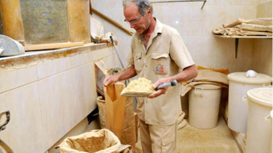 El molinero de Rojas, Gáldar, Juan Orihuela Corujo trabajando en su molino de 150 años de antigüedad.