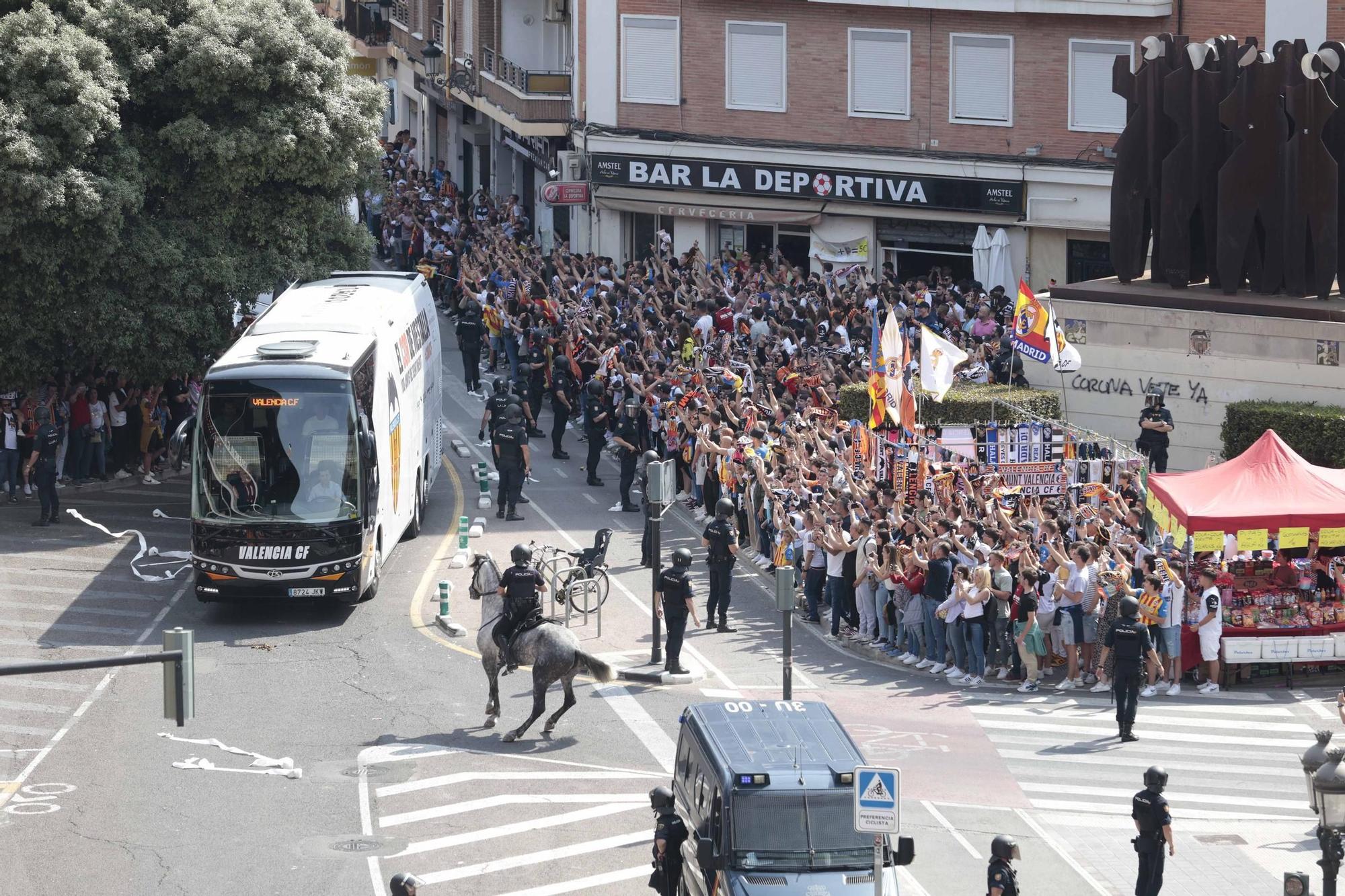 Ambientazo en la llegada de los equipos