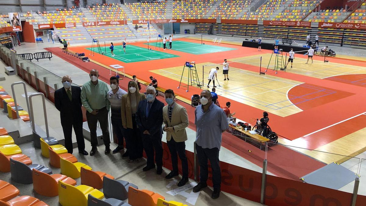 Las autoridades posan junto a las pistas de bádminton montadas en el Palacio de los Deportes de Cartagena