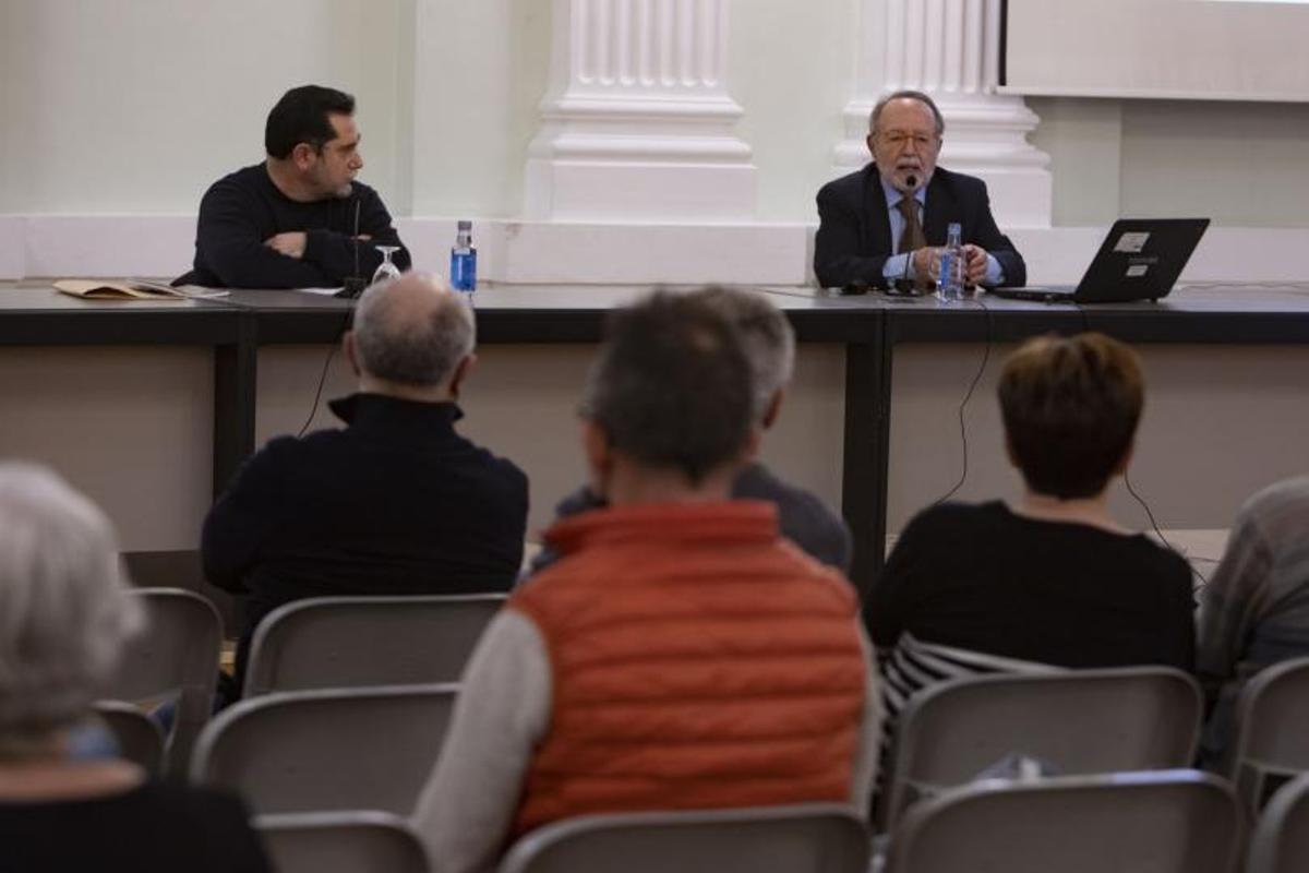 El catedrático Helio Carpintero, a la derecha, junto a Francisco Ybias, director del IES Simarro. | PERALES IBORRA