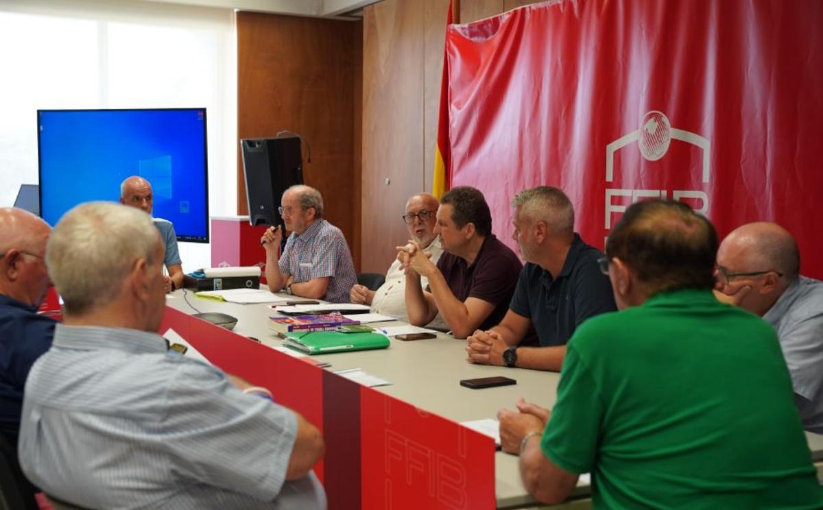 Imagen de la reunión, con Jordi Horrach y Pere Fullana al frente.
