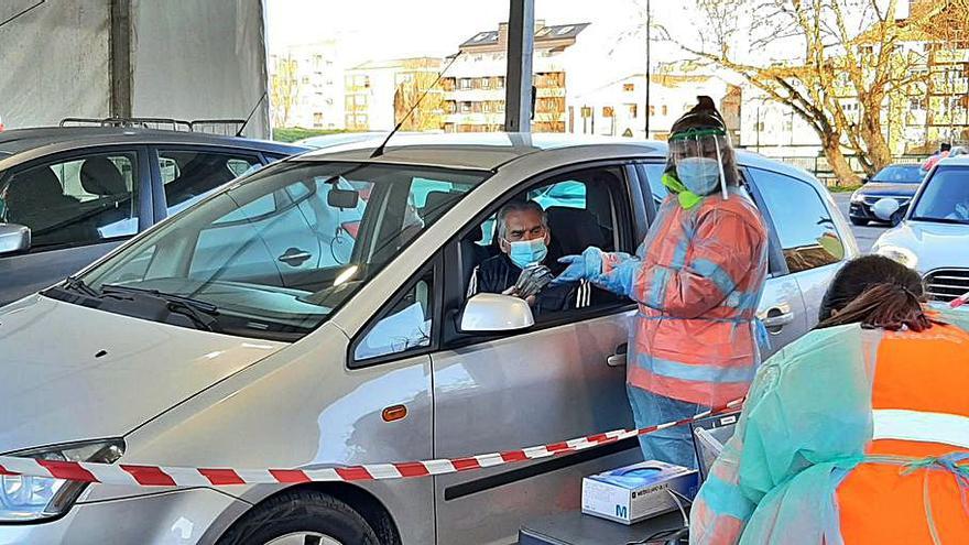 El Sergas inicia un cribado masivo en Bueu, que registra su nivel de contagios más bajo en un mes