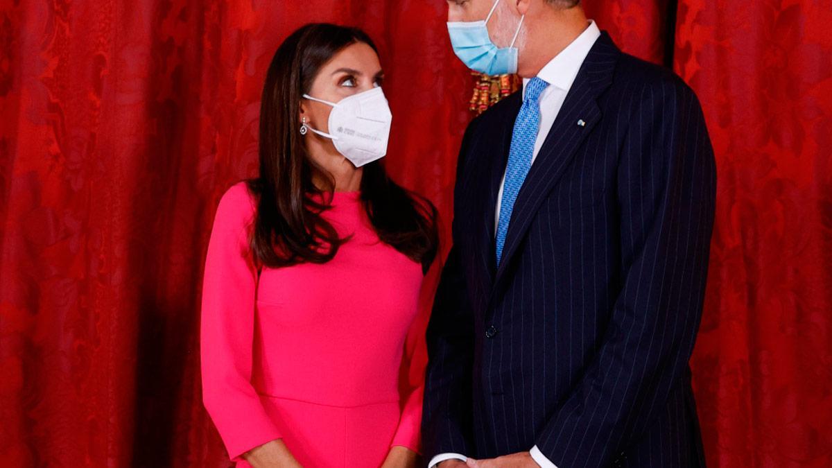 La reina Letizia, con vestido de Moisés Nieto, junto al rey Felipe VI en el Palacio de la Zarzuela