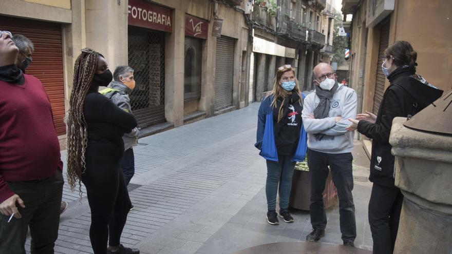 Els programadors escoltant les explicacions del guia sobre el Pou de la Gallina