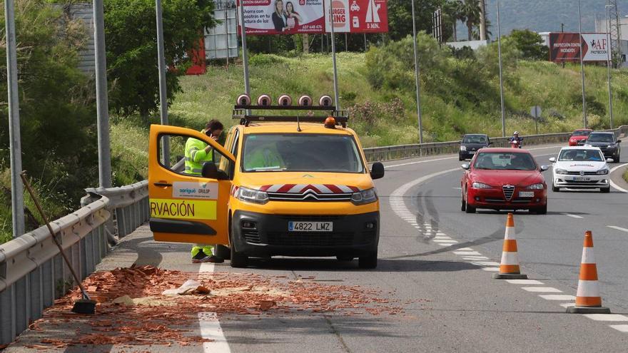 Dos accidentes simultáneos en la A-4 y en la Ronda Poniente movilizan a los servicios de emergencias