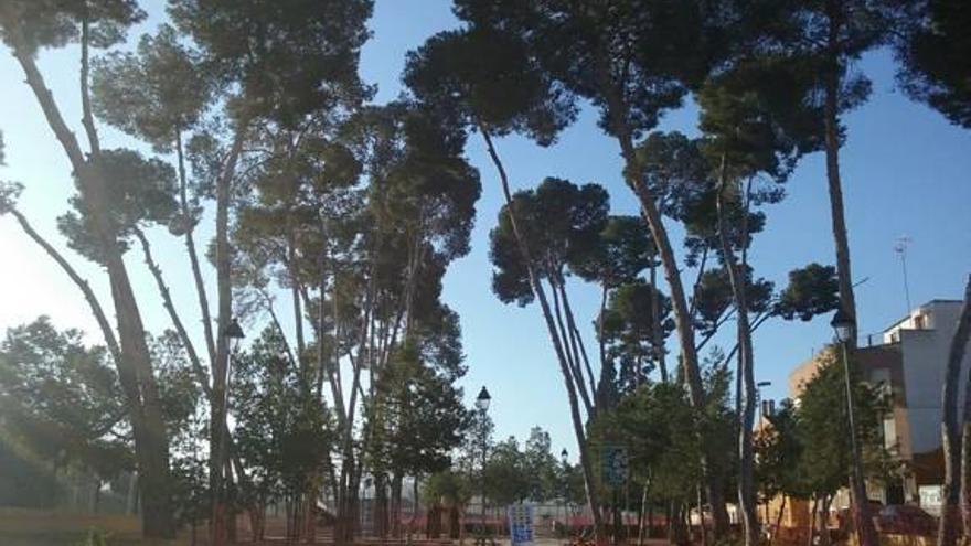 Nueva zona de juegos, muros, vallas y jardineras para el Parque de la Cruz