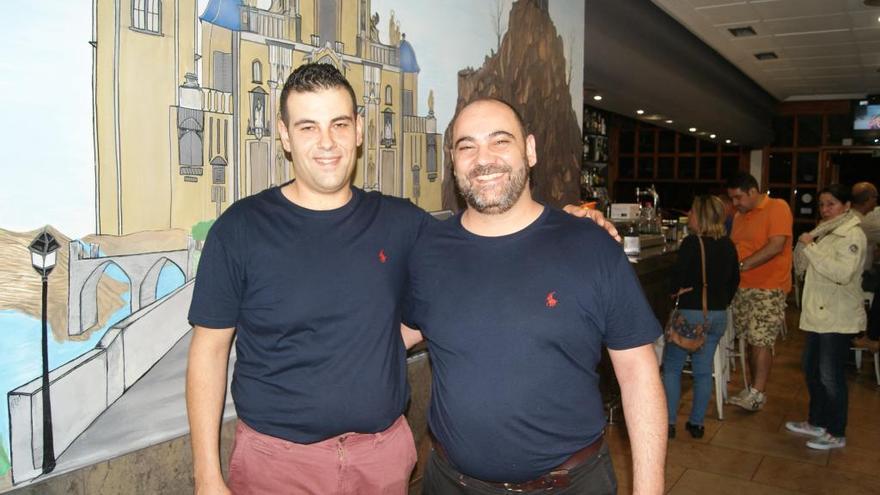 Los hermanos Jordi y Francisco López de la Cerda, en su pizzería.