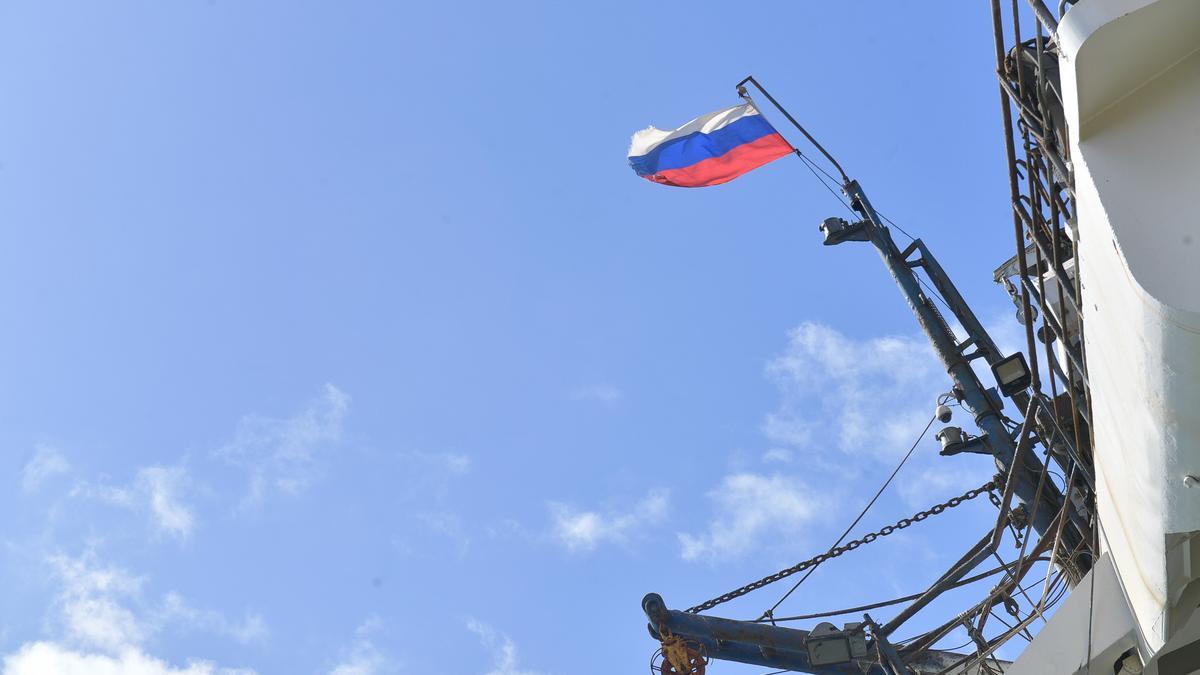 Barco con bandera rusa atracado en el Puerto de la Luz.