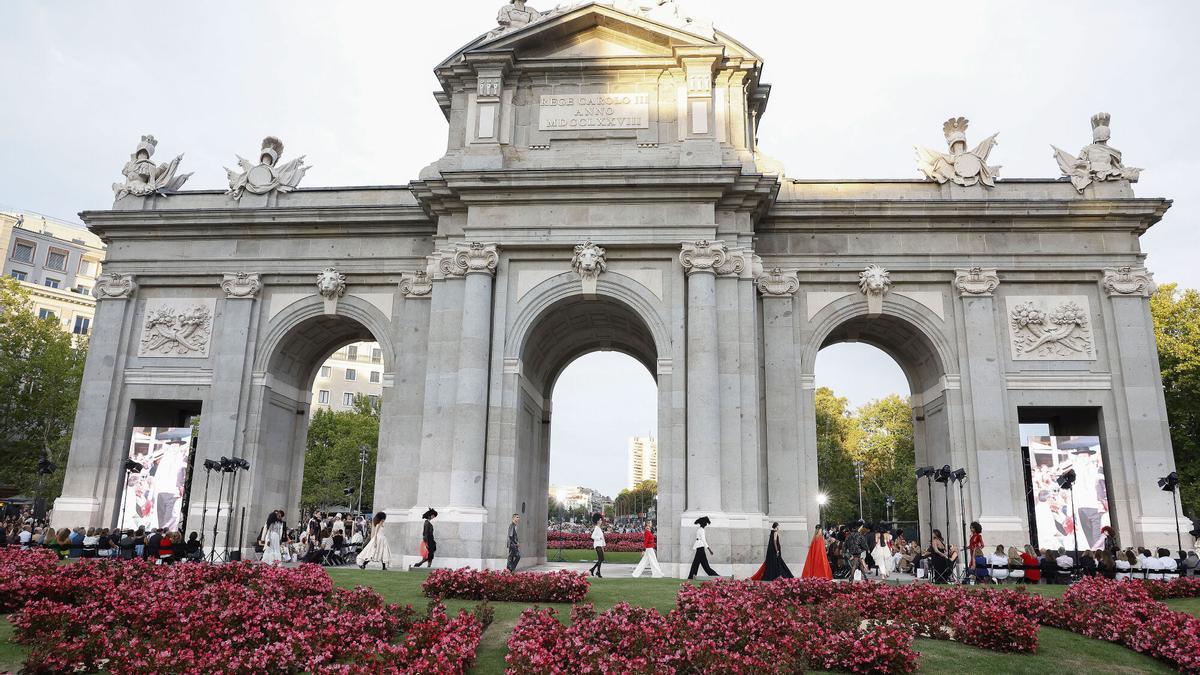 Varias modelos desfilan durante la inauguración de la Semana de la Moda de Madrid que se celebra hoy sábado en la madrileña Puerta de Alcalá. EFE / J. P. Gandul