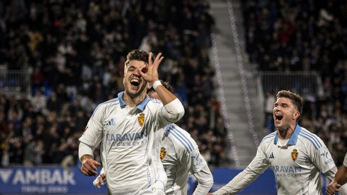 Martín Aguirregabiria celebra el gol ante la SD Huesca en el Ibercaja Estadio.