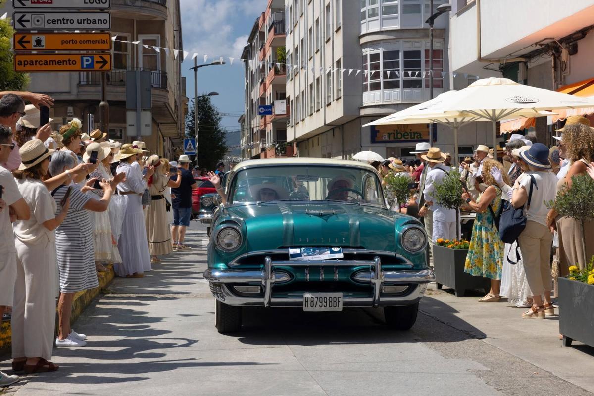 Llegada de los coches de época a la fiesta indiana de Ribadeo.