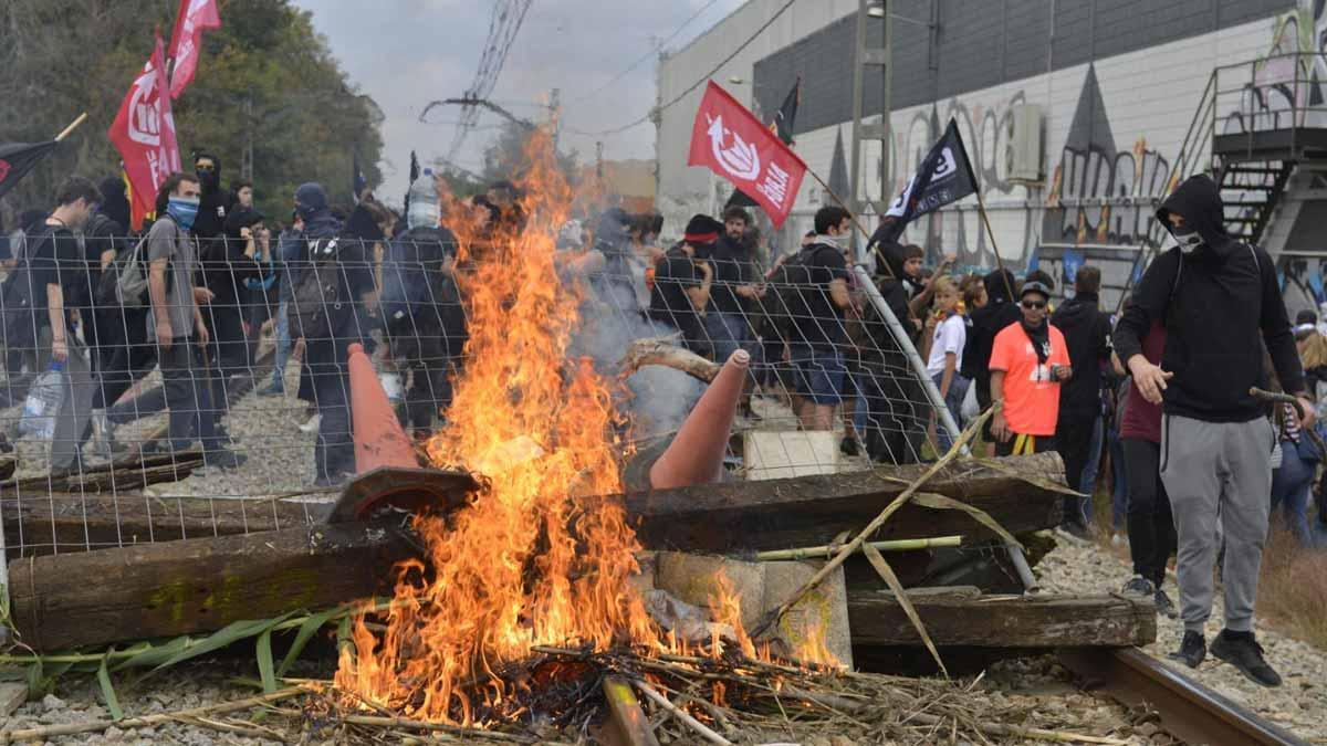 El servicio de tren de alta velocidad (AVE) se ha interrumpido en Girona a las 14:00 horas, después de que un centenar de manifestantes haya accedido a las vías fuera de la estación, que se encuentra protegida por un fuerte dispositivo policial.