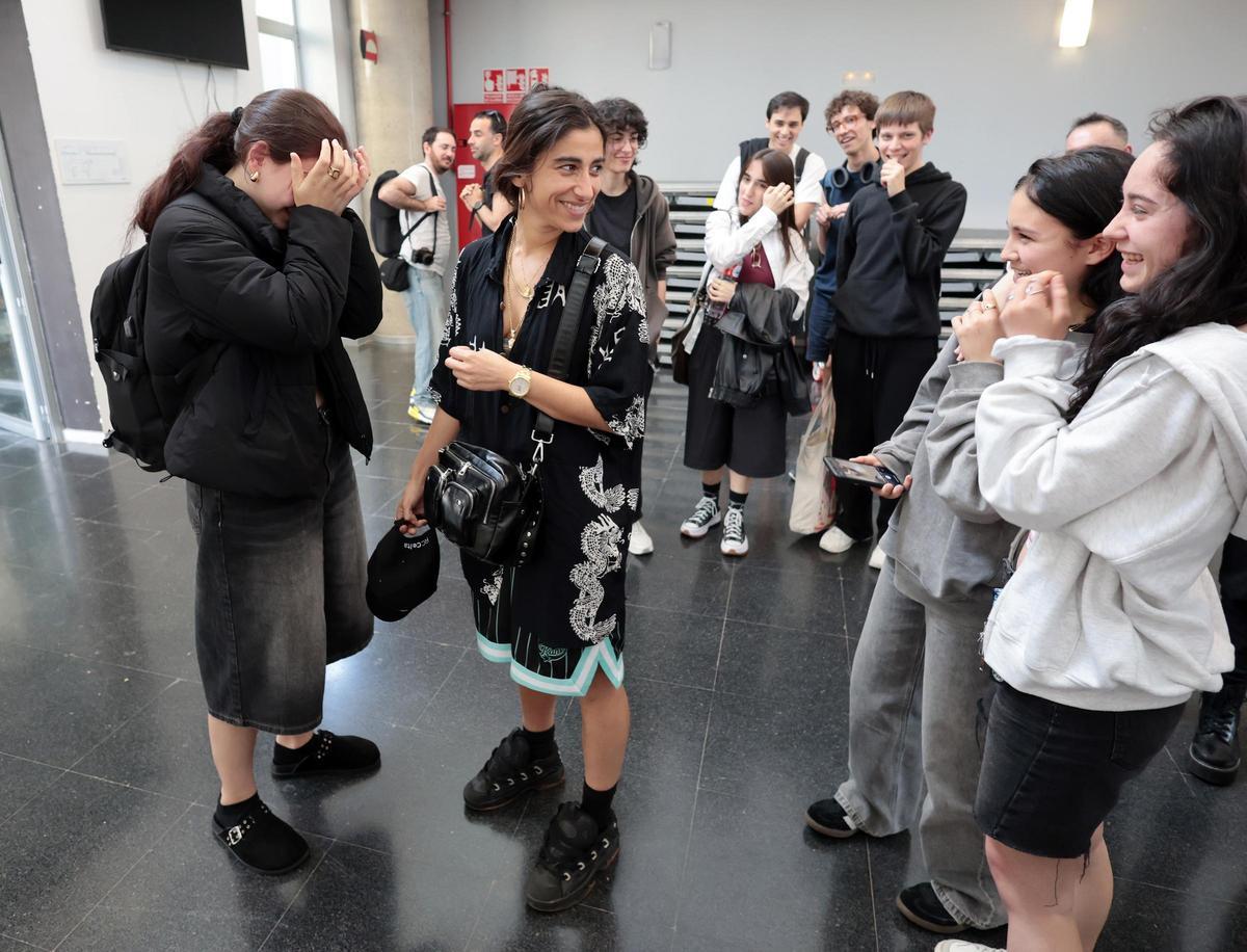Alumnos de la ESAD emocionados al conocer a la actriz Carolina Yuste