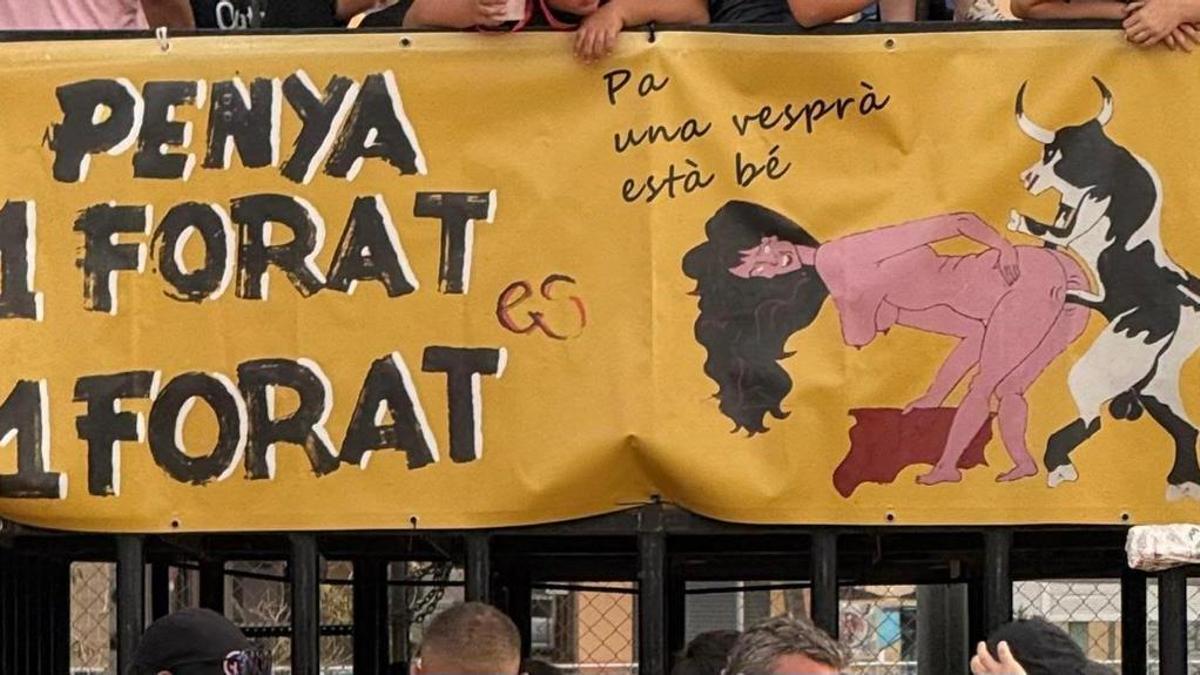 Cartel de la pela colocado en su cadafal del recinto taurino donde se reproduce su logo.