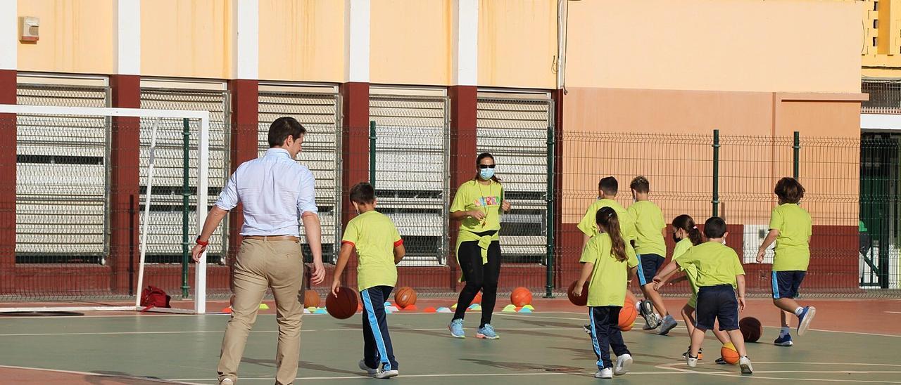 El alumnado participante durante una actividad deportiva en el CEIP Las Rehoyas antes de Navidad.