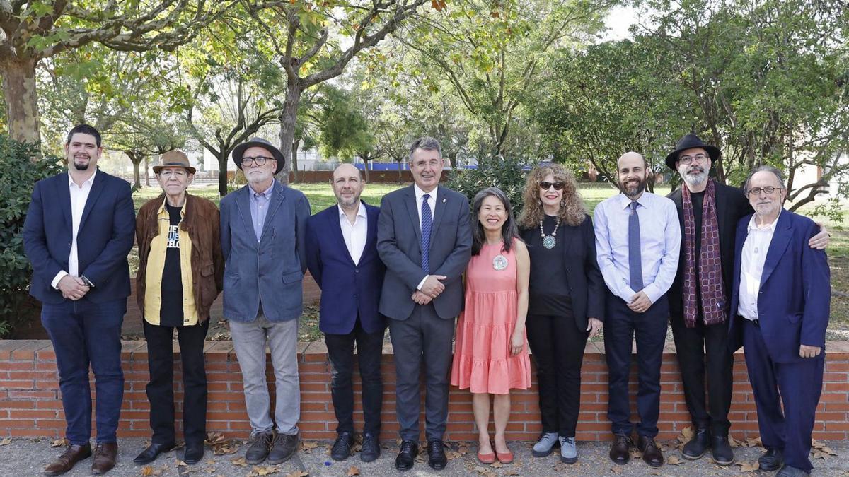 Autoritats i dirigents de LiverPress amb alguns dels premiats ahir a l’Escola d’Hostaleria. | ANIOL RESCLOSA