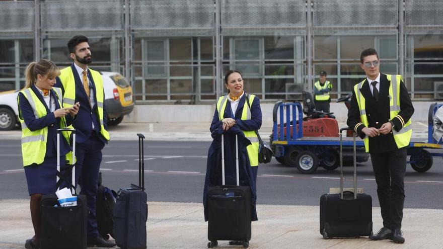 Miembros de la tripulación de un avión de Rynair.