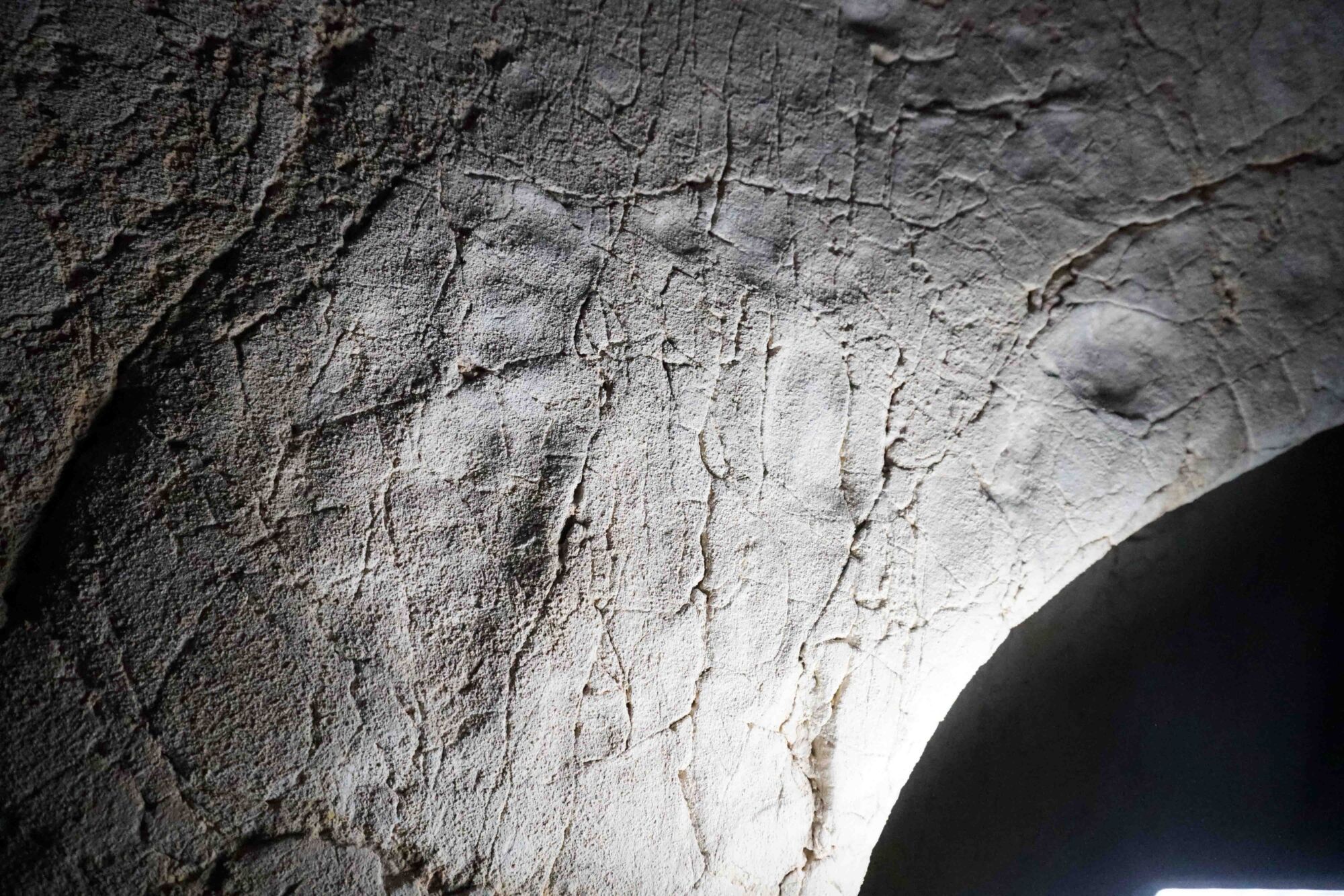 Descubren las huellas humanas más antiguas del Mediterráneo en las paredes de la Cueva del Tesoro de Rincón de la Victoria