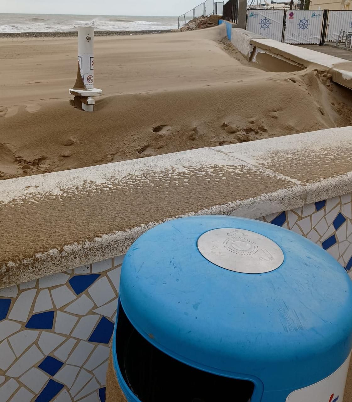 La arena cubre los lavapiés en la playa de La Pobla de Farnals.