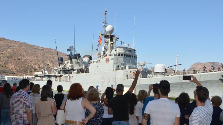 Familiares de los marinos esperaron la llegada del buque en el Arsenal.