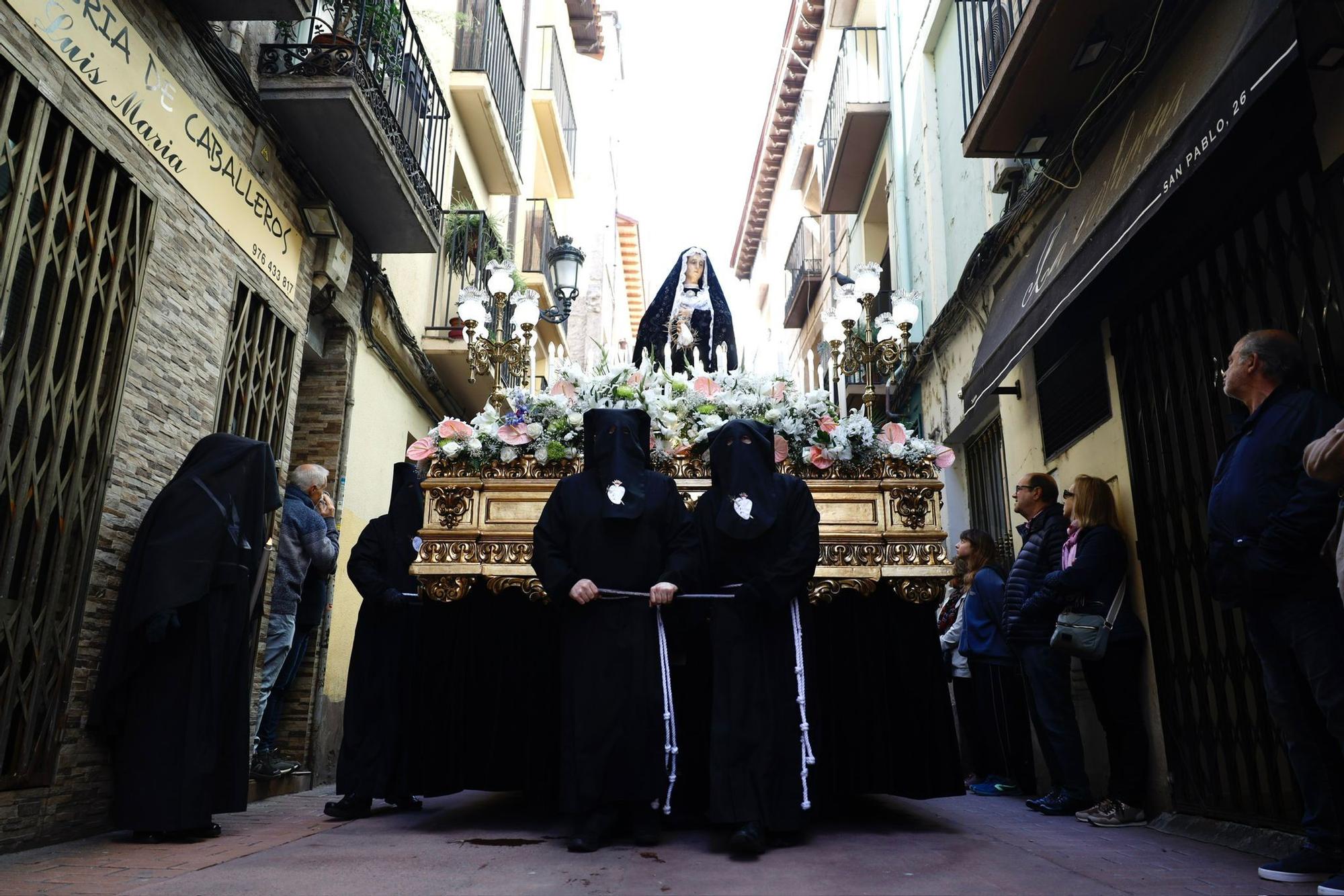 En imágenes | La procesión de 'Las Esclavas' sale a las calles de Zaragoza