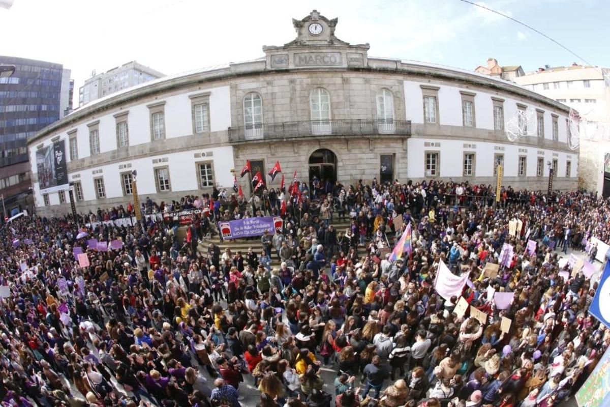 La "marea morada" de Vigo, en la calle Príncipe.