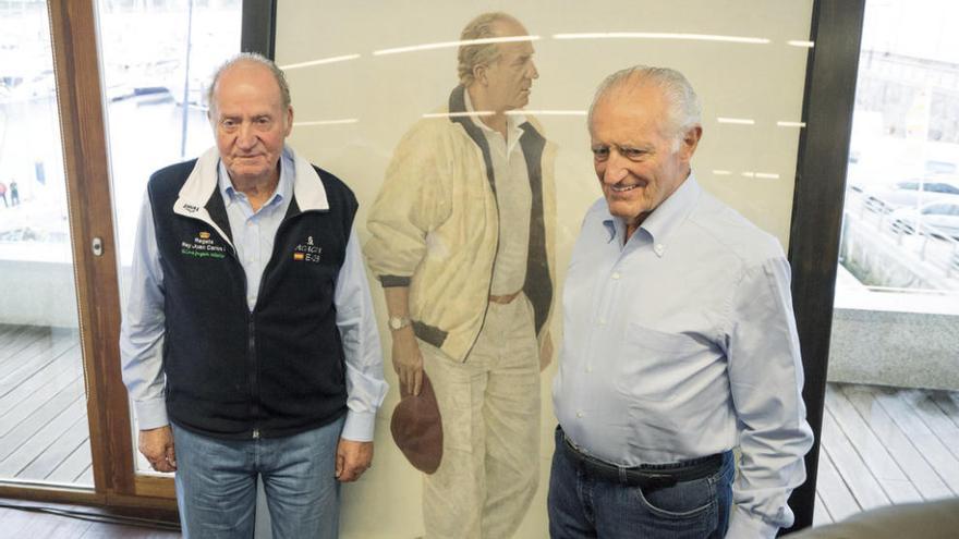 Juan Carlos y José Cusí, con el retrato de rey. // Gustavo Santos