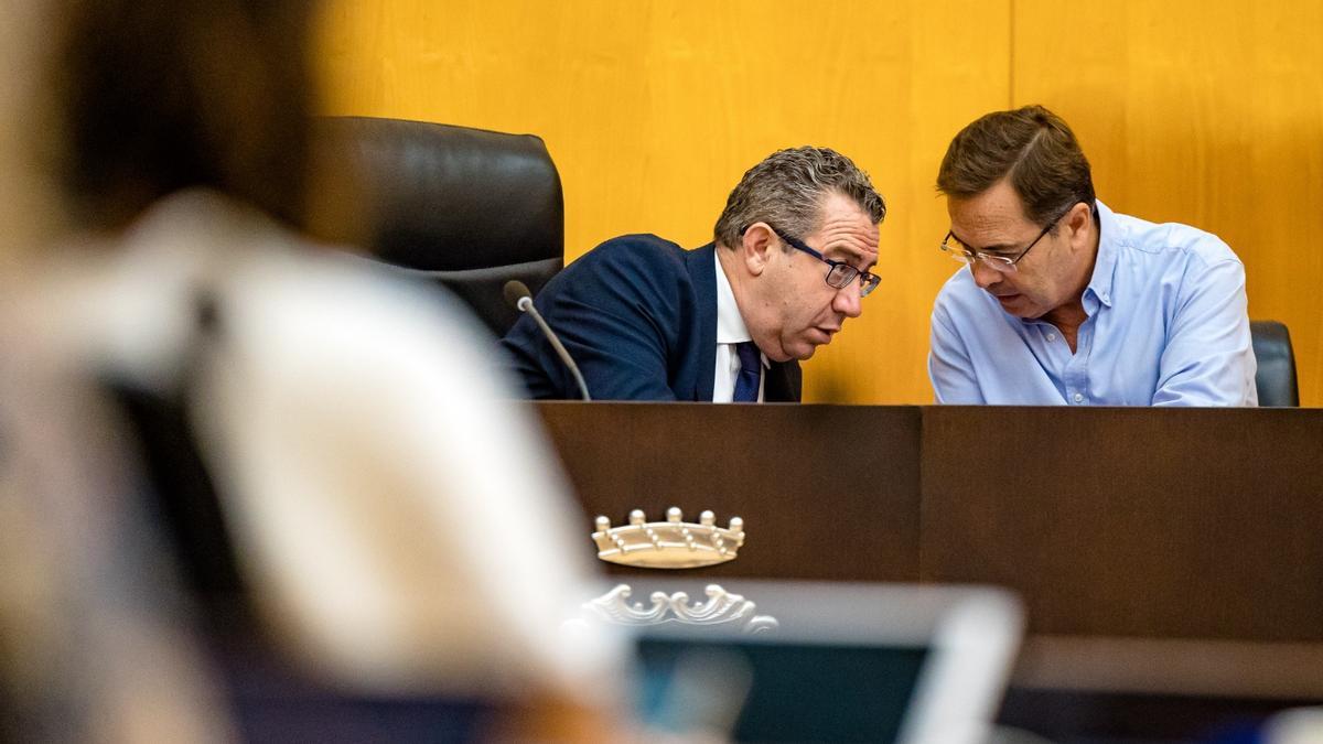 El alcalde de Benidorm y el interventor en funciones, durante un pleno reciente.