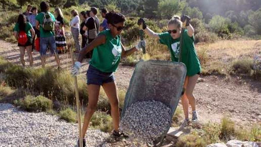 Los jóvenes realizan todo tipo de trabajos de conservación en la Estación Biológica Torretes.