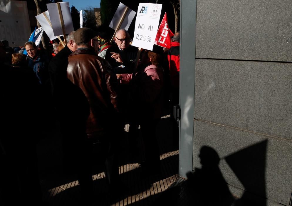 Cientos de personas  reclaman en Asturias una subida de las pensiones