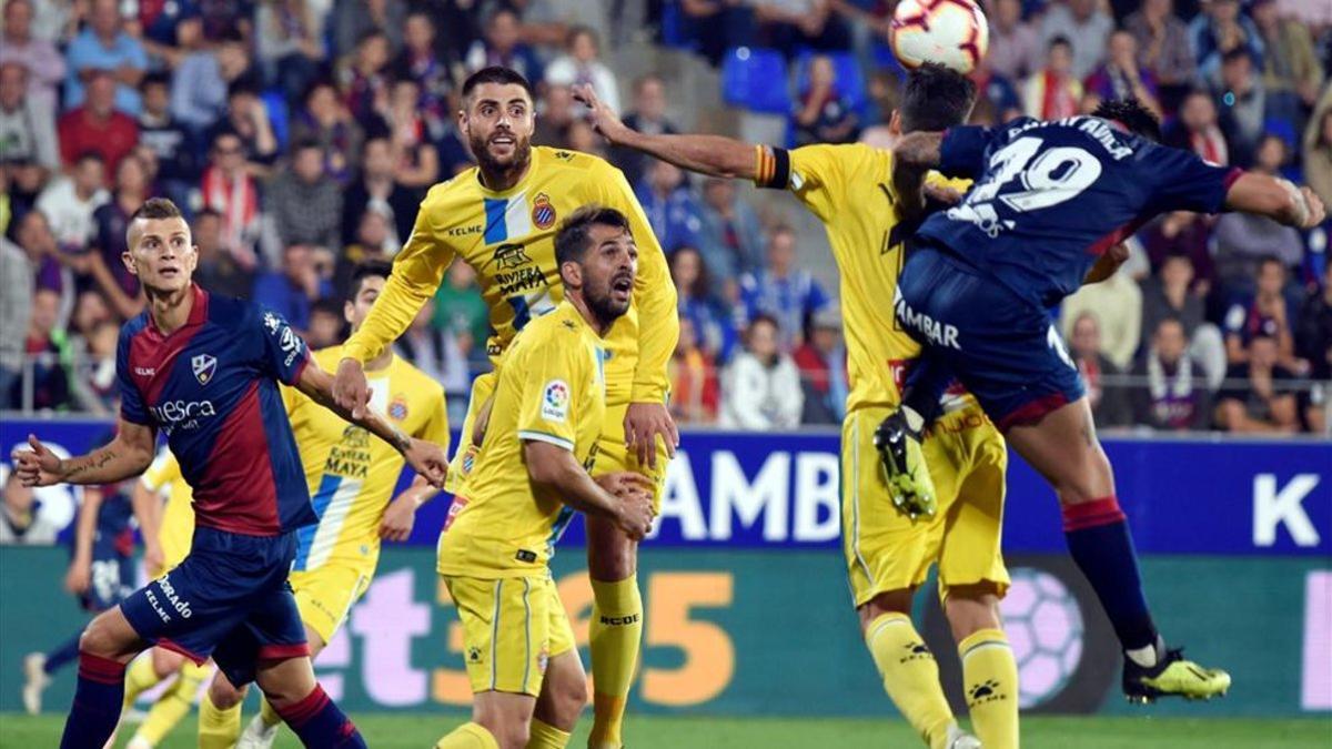 Los jugadores de Espanyol y Huesca pugnan por un balón aéreo