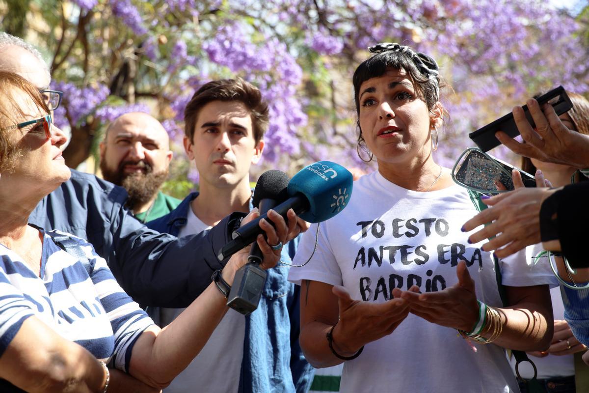 Teresa Rodríguez y Luis Rodrigo, en un acto de campaña de Adelante Andalucía en Málaga