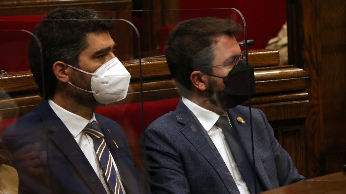 Jordi Puigneró y Pere Aragonès, en el Parlament