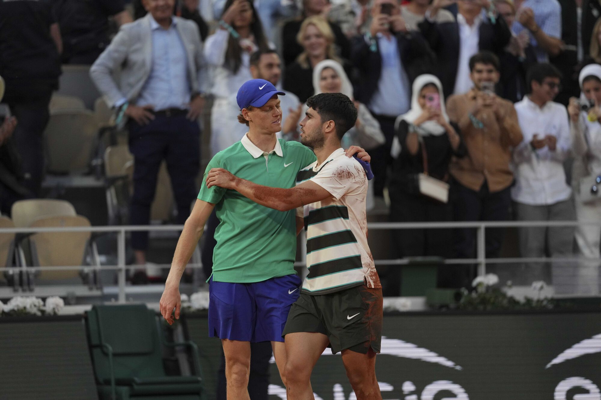 Winner Spain's Carlos Alcaraz, right, and Italy's Jannik Sinner hug after the final match of the French Tennis Open at the Roland-Garros stadium in Paris, Sunday, June 8, 2025. (AP Photo/Thibault Camus). EDITORIAL USE ONLY/ONLY ITALY AND SPAIN