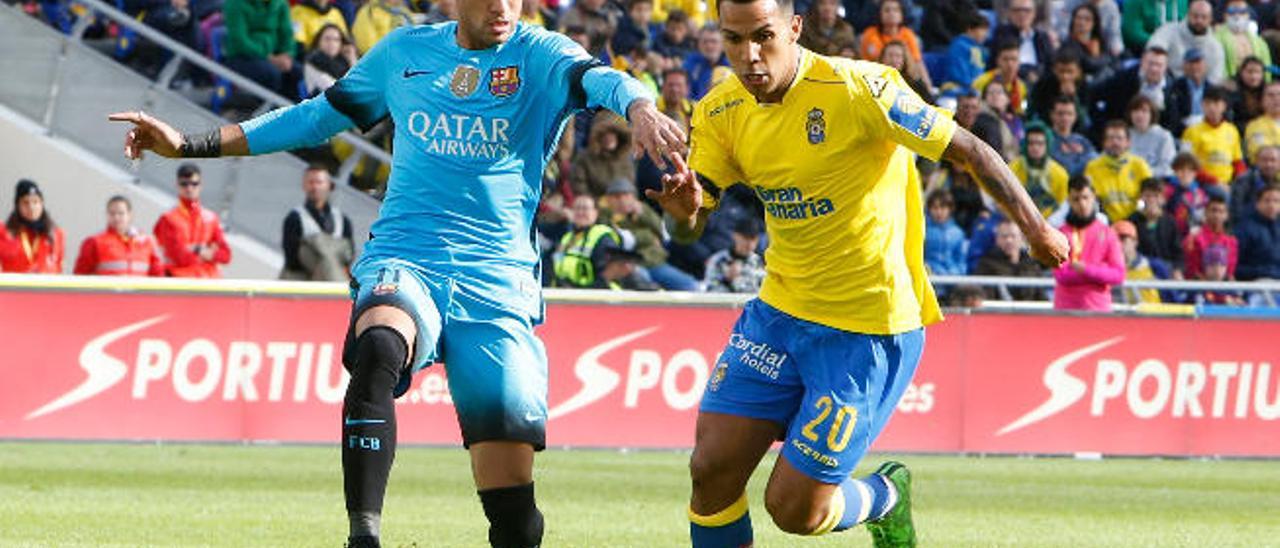 Jonathan Viera controla el esférico ante Neymar, en el Gran Canaria.