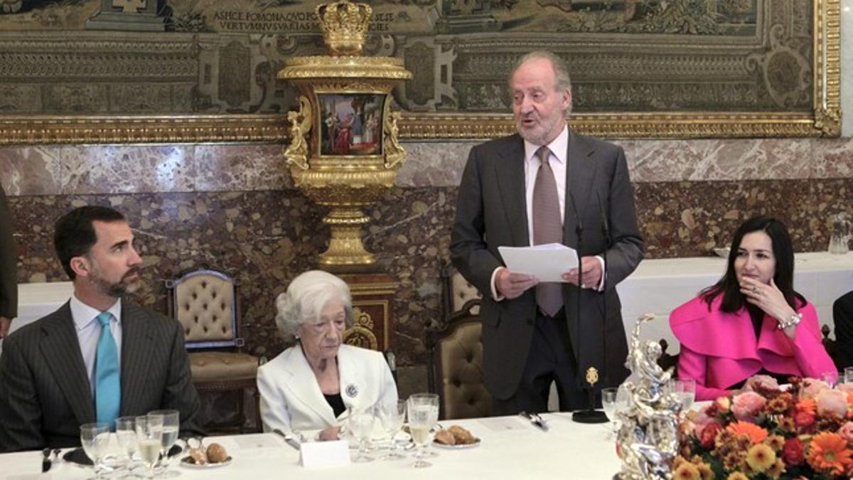 Juan Carlos pronuncia su discurso durante el almuerzo homenaje a Ana María Matute.