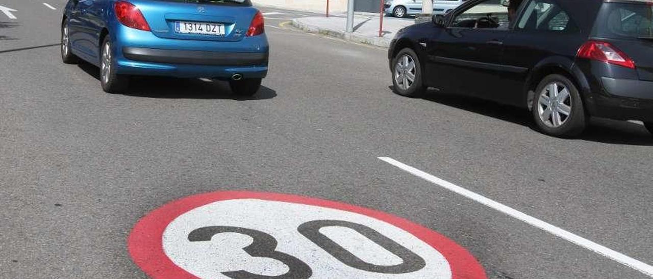 Una calle limitada a 30 por hora en el barrio de A Ponte. // Iñaki Osorio