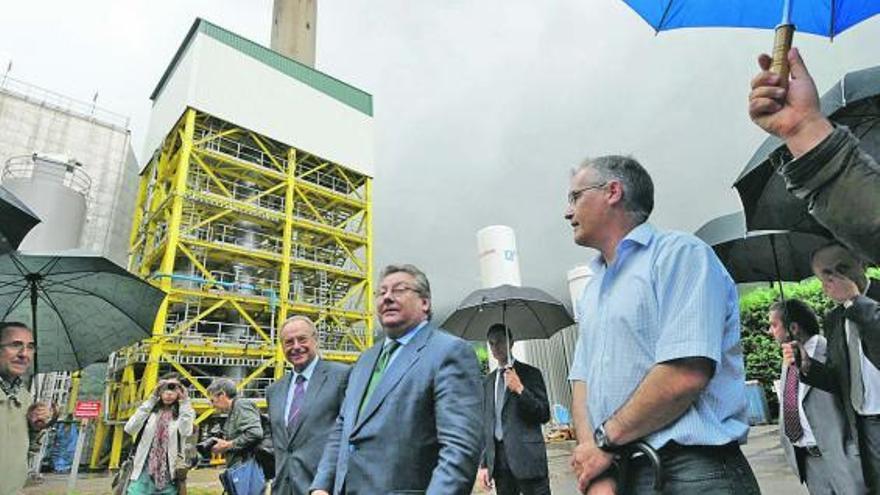 Por la derecha, Carlos Abanades (Incar), García Secades y Martínez Robles, ayer, con la planta experimental al fondo.