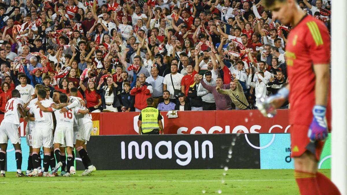Los jugadores del Sevilla celebran el gol de su equipo, anotado por Youssef En-Nesyri durante el partido de LaLiga que Sevilla FC y Real Madrid disputan este sábado en el estadio Ramón Sánchez Pizjuán.