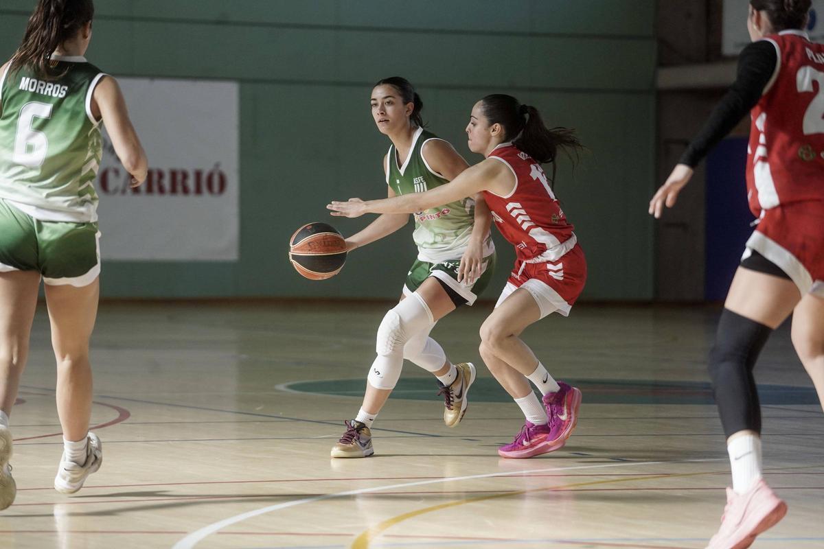 Gemma Morros es prepara per rebre una passada d’Anna Fornells